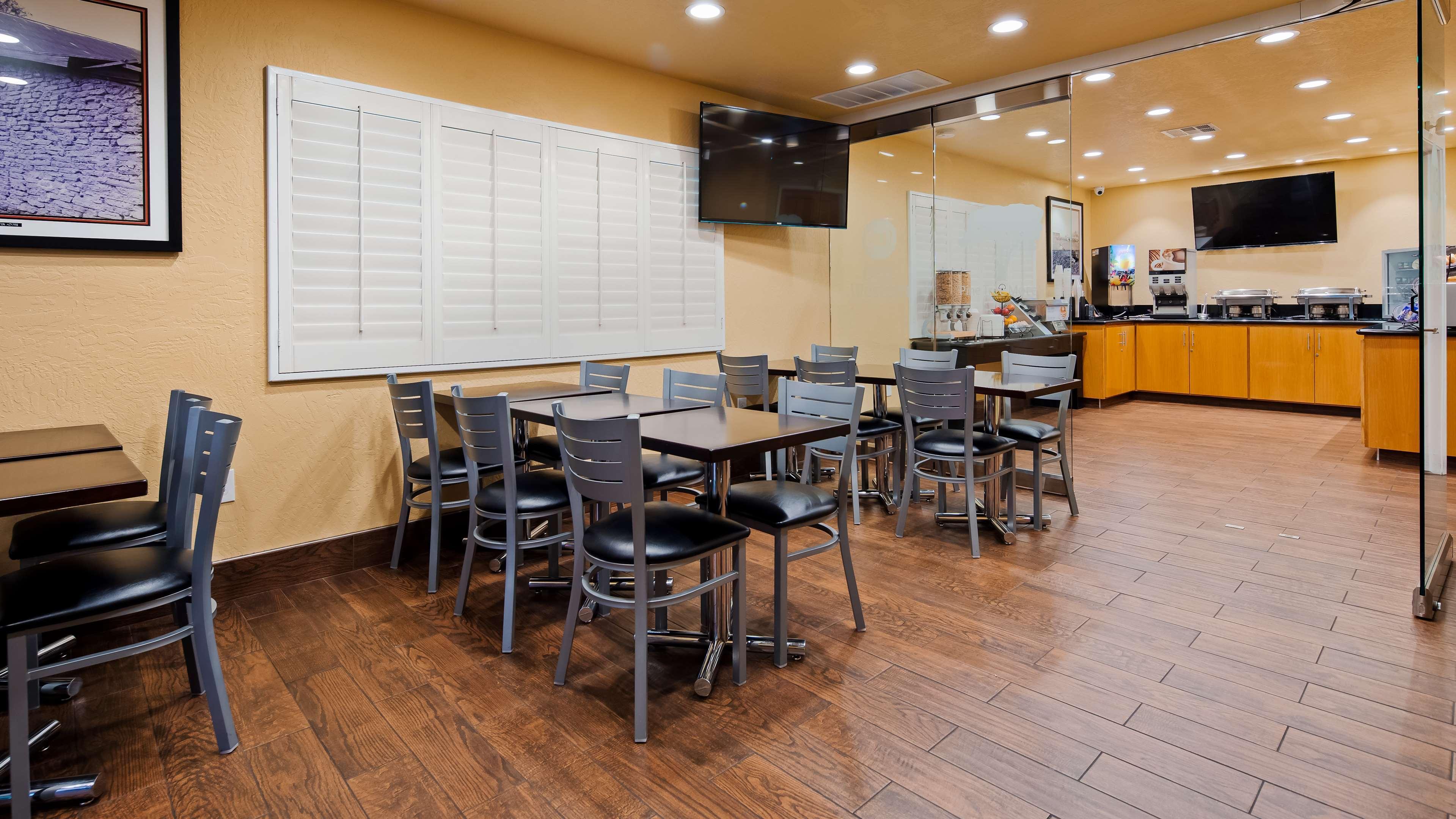 Best Western Pine Tree Motel Chino Exterior photo