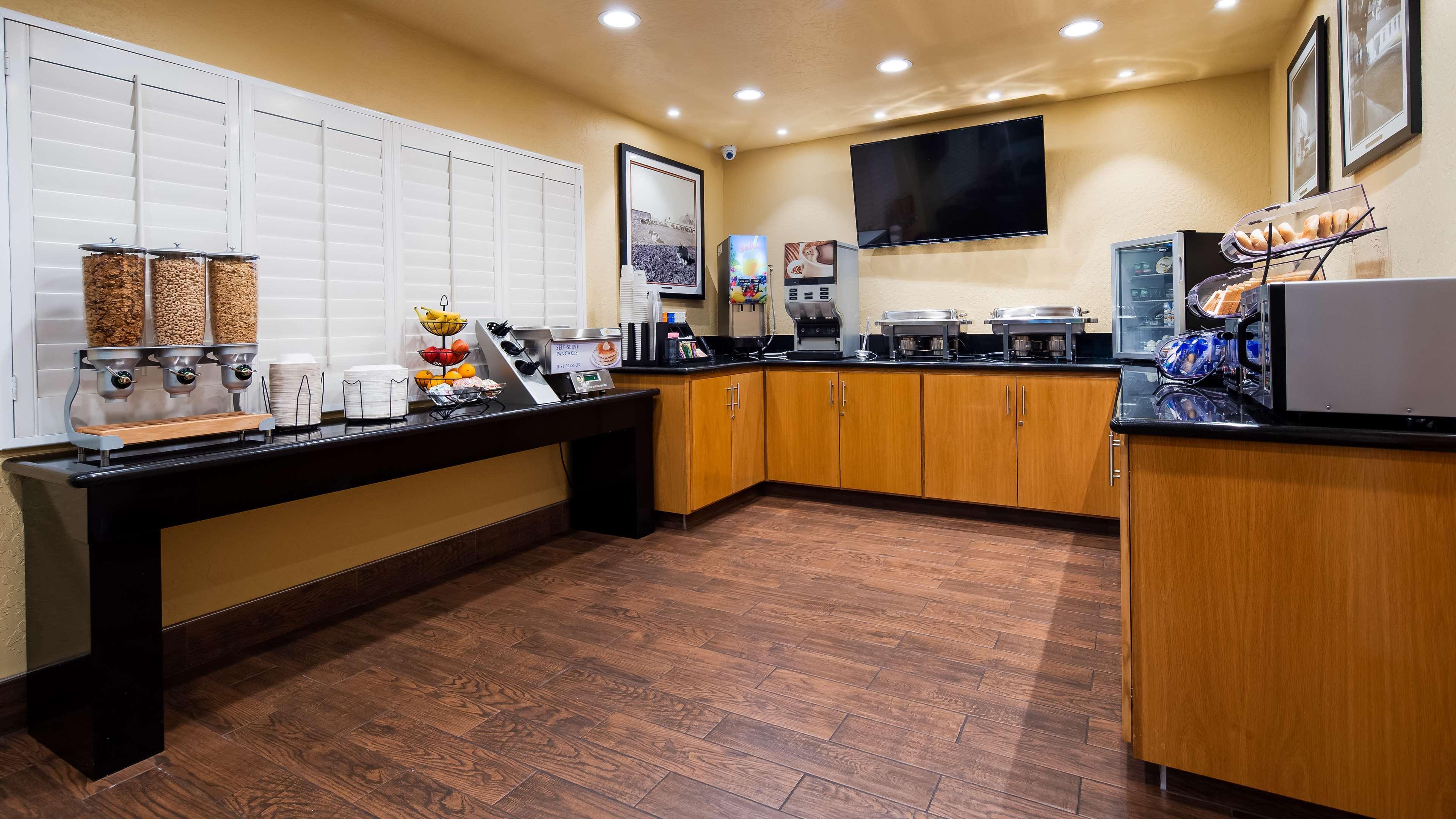 Best Western Pine Tree Motel Chino Exterior photo